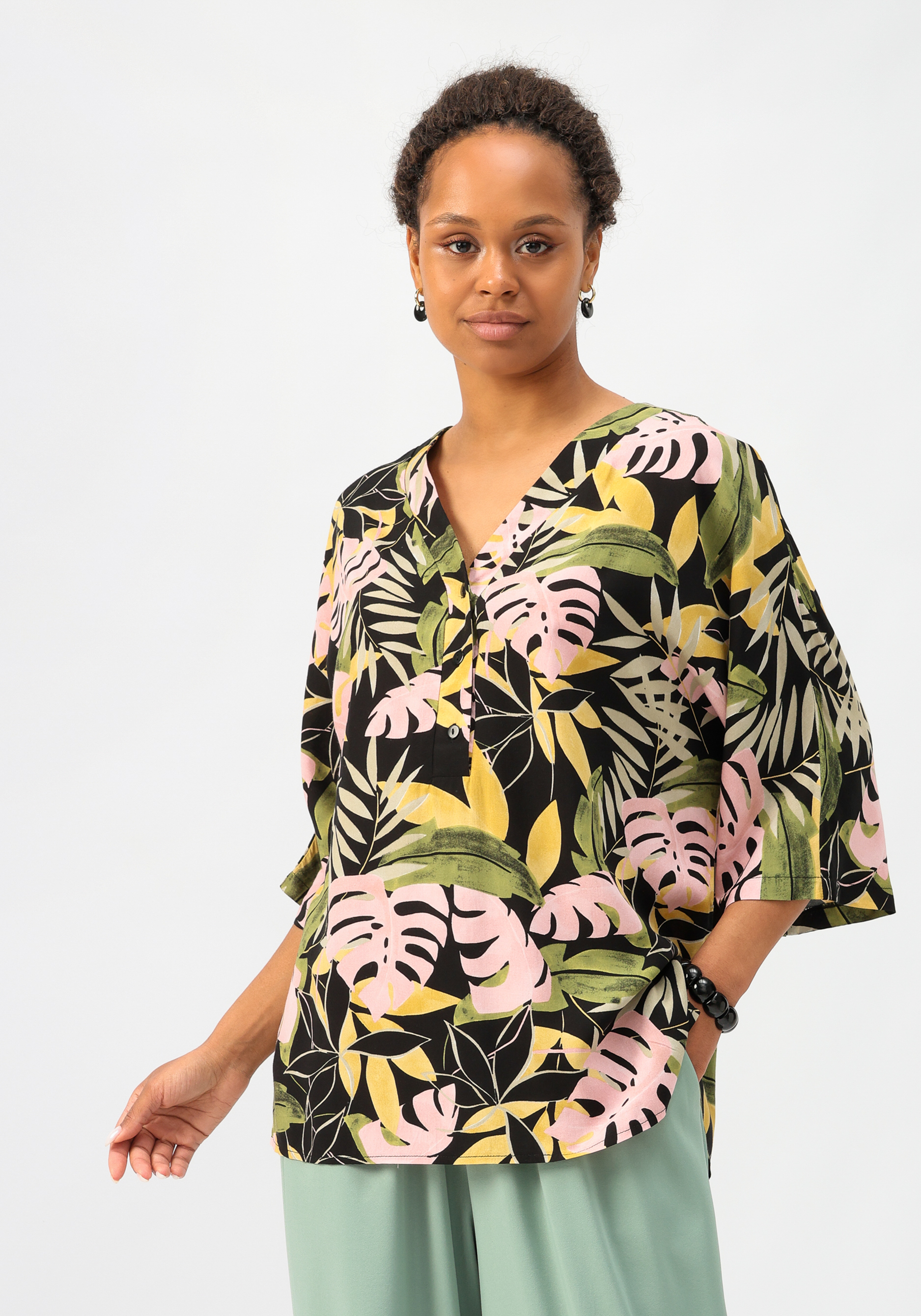 Блуза с тропическим принтом свободного кроя