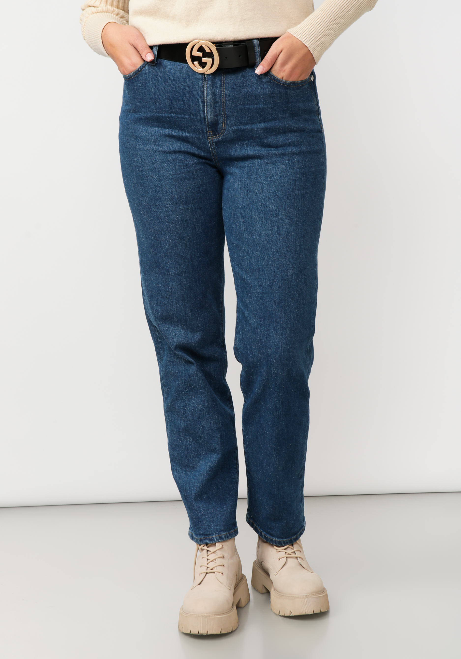 Джинсы прямого кроя с вышивкой на кармане джинсы прямого кроя с вышивкой на кармане
