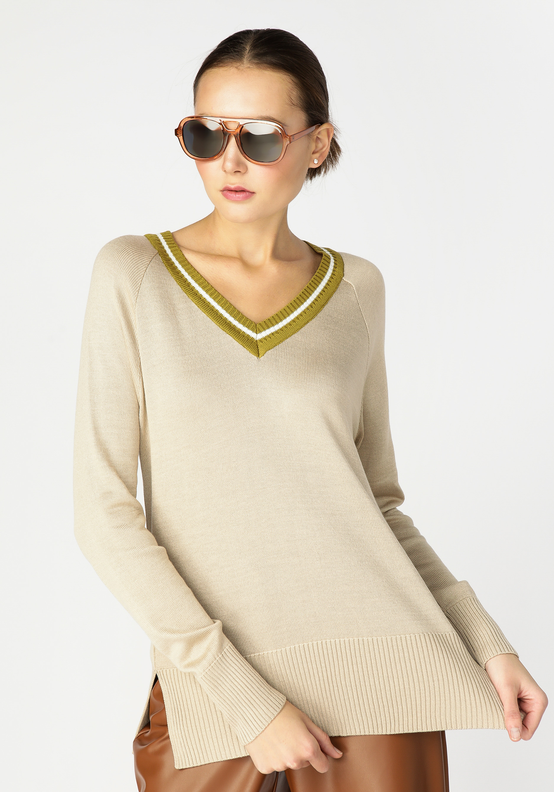Пуловер женский с контрастной отделкой