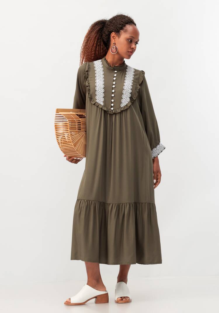 Платье с воротником-стойкой и кружевом шир.  750, рис. 1