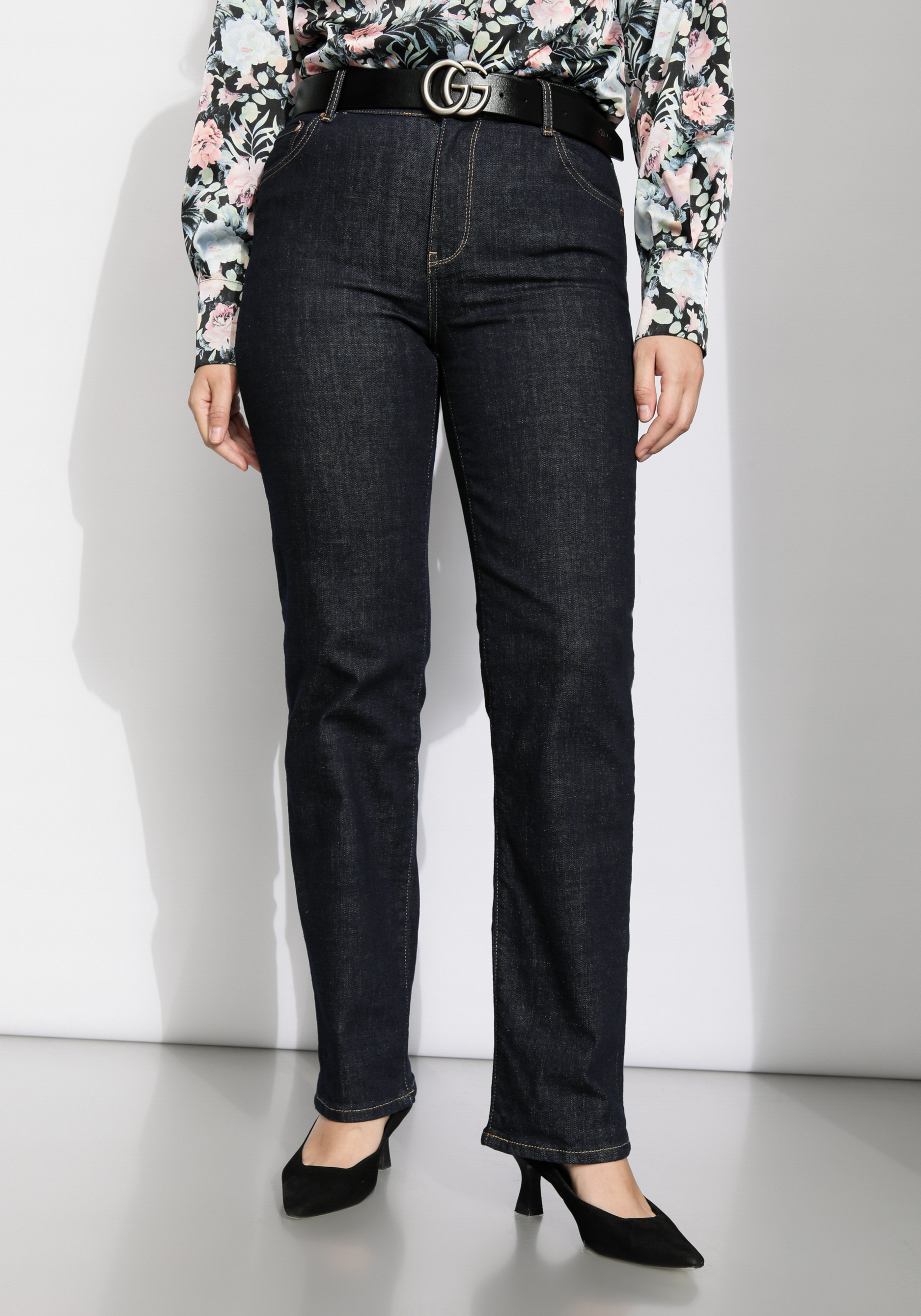 Джинсы прямого кроя с комфортным поясом джинсы прямого кроя с вышивкой на кармане