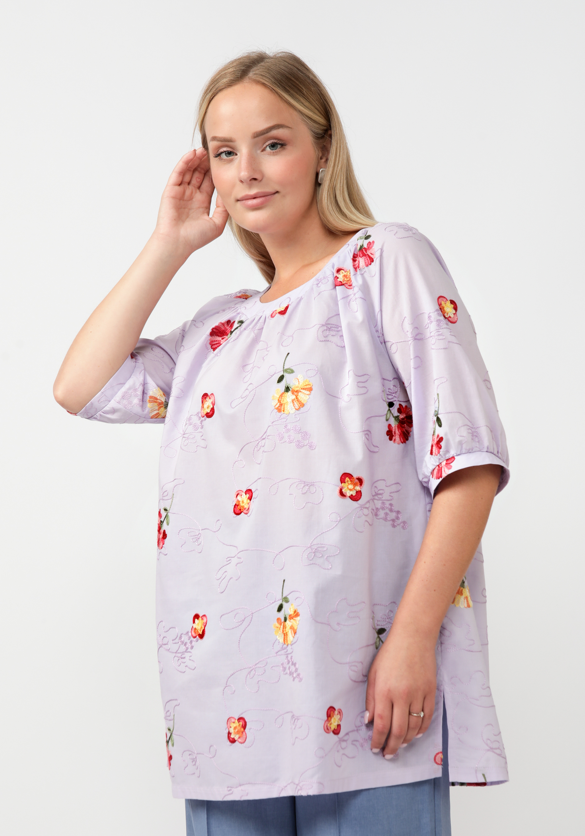 Блуза свободного кроя с цветочной вышивкой Manhattan, размер 56 - фото 1