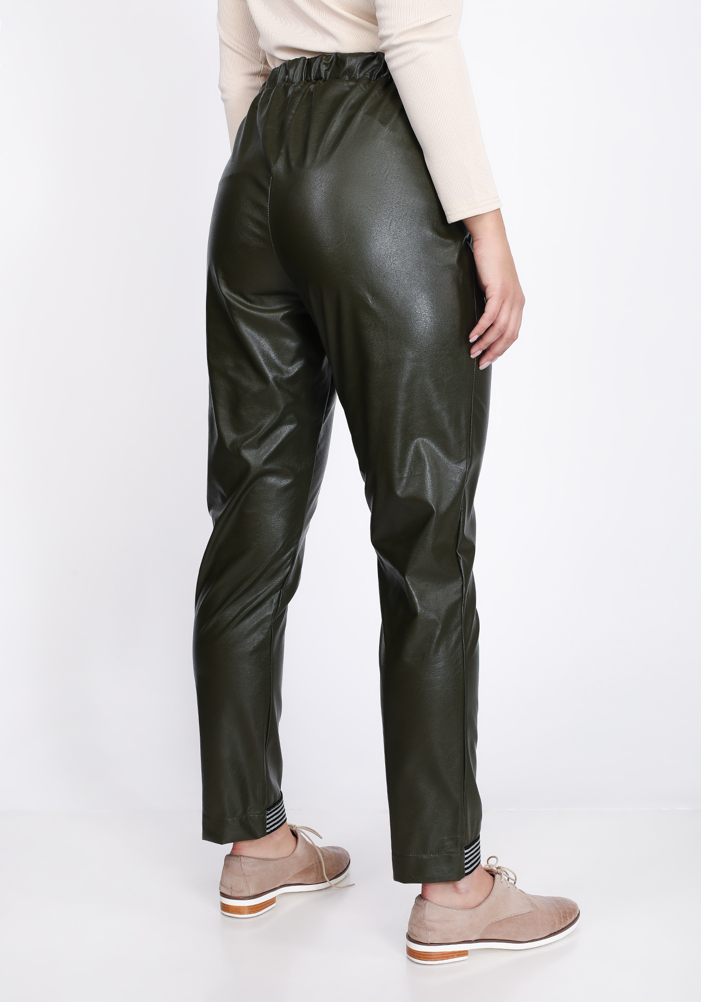 Брюки из эко-кожи с манжетам по низу изделия Star Fashion, размер 62, цвет черный - фото 4