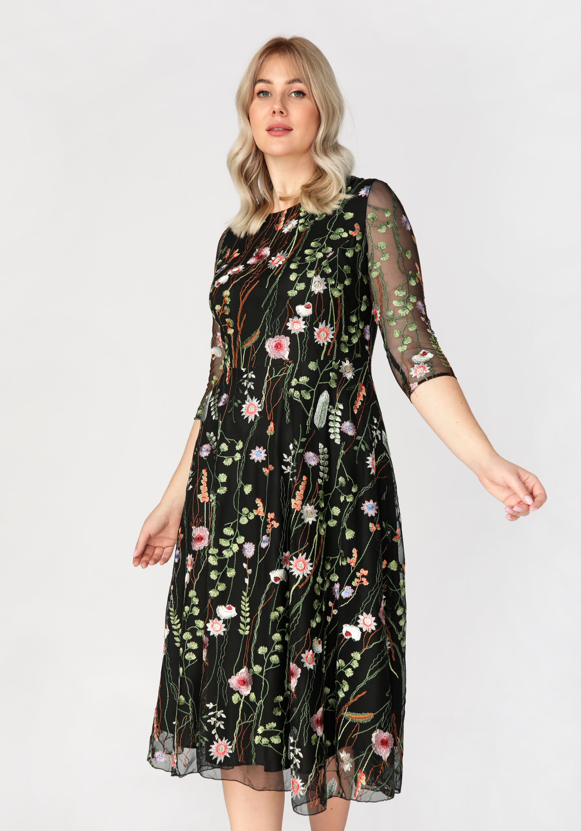 Платье с цветочной вышивкой