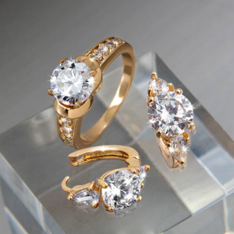 Золото комплект цены. Роберто Браун комплект бриллиантами серьги кольцо. Комплект серьги и кольцо из золота с бриллиантами 585. Золотые комплекты серьги и кольцо с бриллиантом.